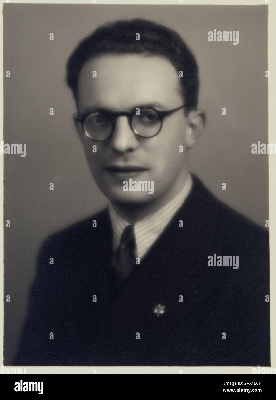 1939 ca, Parma , ITALY : The italian music composer , musicologist and  music teacher FEDERICO MOMPELLIO (  Genova 1908 - Domodossola 1989 ), with fascist badge of Partito Nazionale Fascista ( PNF ). Photo by Alberto Montacchini ( 1894 - 1956 ), Parma . Teacher and librarian at the conservatories of Palermo , Parma , Milan, since 1968 has been prof. in the univ. Parma (School of musical paleography). From 1949 he devoted himself to teaching History of Music at the Milano Conservatory - CONSERVATORIO MUSICALE DI MILANO - ARCHIVIO MUSICALE - ARCHIVISTA - BIBLIOTECA - BIBLIOTECARIO - MUSICOLOGO - Stock Photo