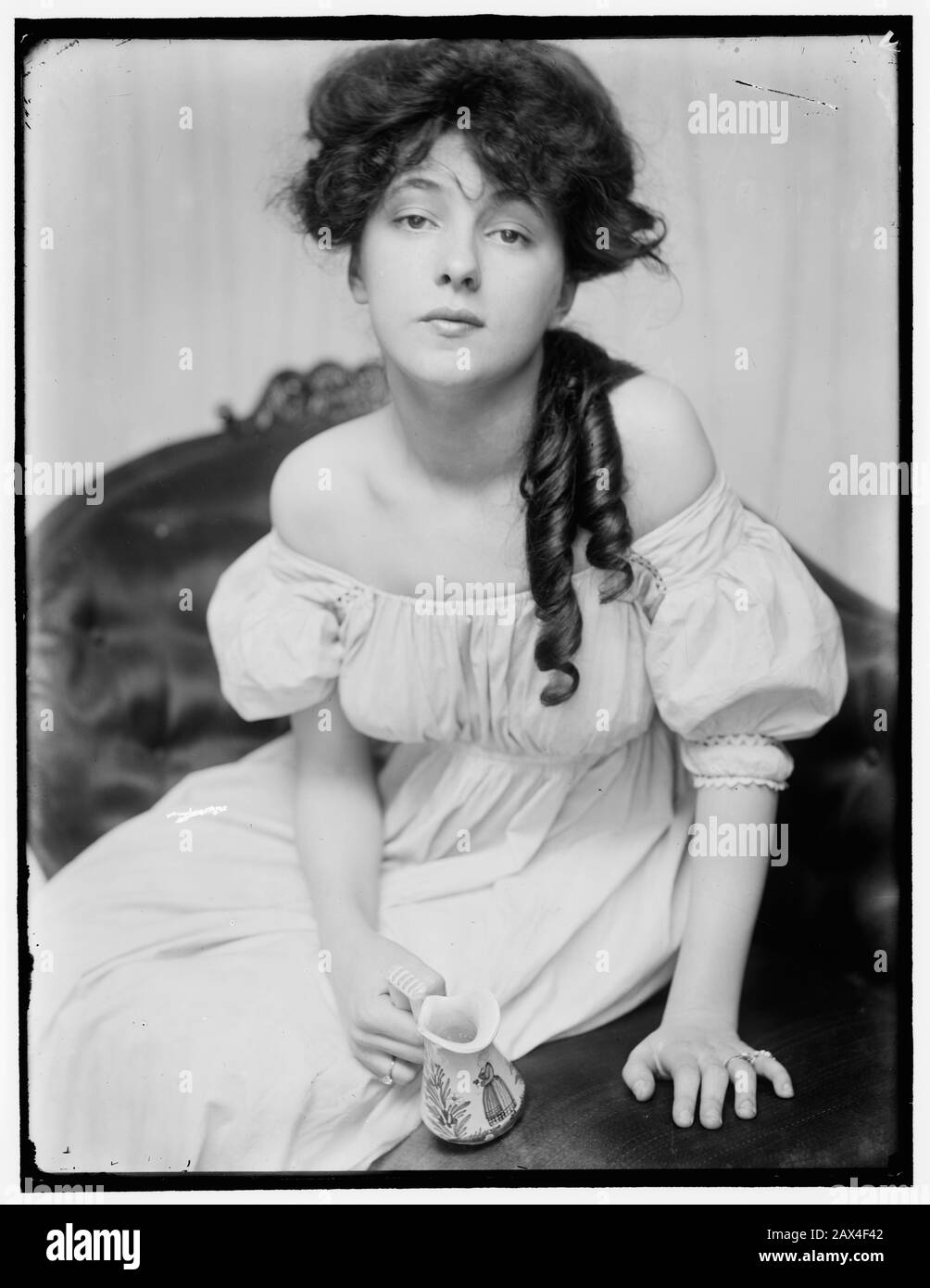 1900 ca , New York , USA : The american theatre stage actress  EVELYN NESBIT ( 1884 - 1967 ) at a time when she was brought to the studio by Stanford White. Photo by  Gertrude KASEBIER ( 1852 - 1934), woman photographer  of CAMERA WORK school .  Evelyn Nesbit was an American artists' model and chorus girl, noted for her entanglement in the murder of her ex-lover, architect  Stanford White , by her first husband, Harry Kendall Thaw . - attrice - TEATRO - THEATER - DIVA - DIVINA - BROADWAY -  BELLE EPOQUE  - PORTRAIT - RITRATTO - BEAUTIFUL WOMAN - BELLA BELLISSIMA DONNA - curls - boccolo boccoli Stock Photo