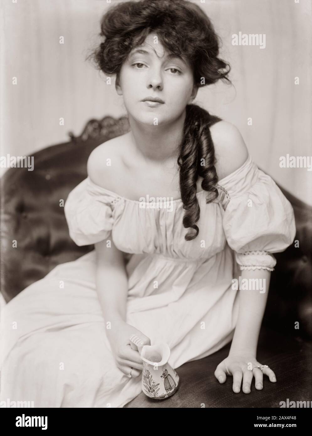 1900 ca , New York , USA : The american theatre stage actress  EVELYN NESBIT ( 1884 - 1967 ) at a time when she was brought to the studio by Stanford White. Photo by  Gertrude KASEBIER ( 1852 - 1934), woman photographer  of CAMERA WORK school .  Evelyn Nesbit was an American artists' model and chorus girl, noted for her entanglement in the murder of her ex-lover, architect  Stanford White , by her first husband, Harry Kendall Thaw . - attrice - TEATRO - THEATER - DIVA - DIVINA - BROADWAY -  BELLE EPOQUE  - PORTRAIT - RITRATTO - BEAUTIFUL WOMAN - BELLA BELLISSIMA DONNA - curls - boccolo boccoli Stock Photo