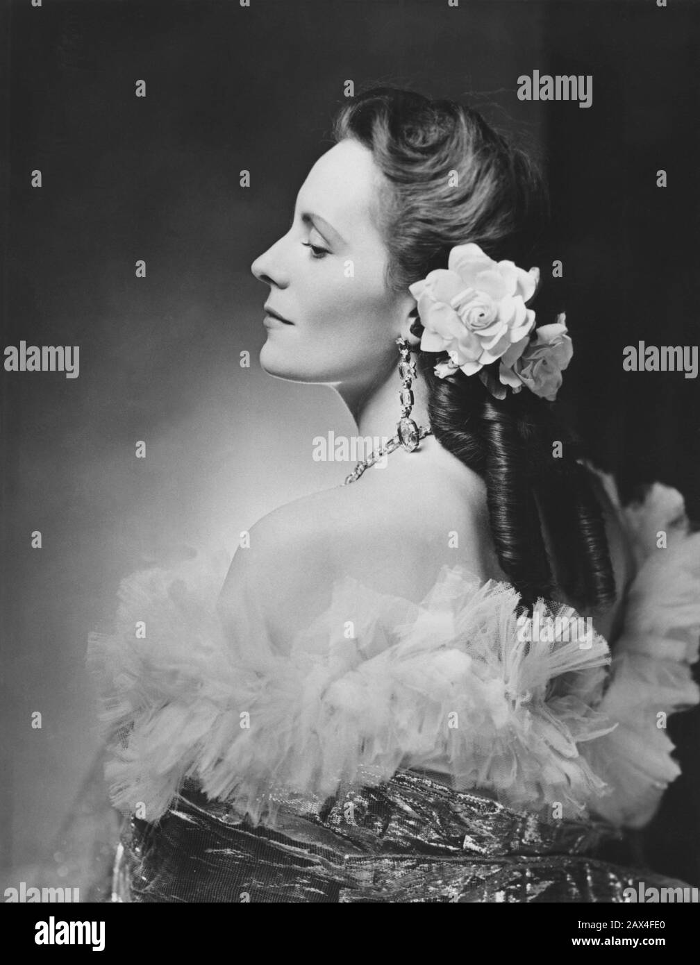 1944 , USA : The celebrated Czech opera Diva soprano JARMILA NOVOTNA  ( 1907 - 1994 ) in the role of Violetta in LA TRAVIATA by Giuseppe VERDI ,  star of the Metropolitan Opera and movie actress . She appeared as Pamina in the 1937 Salzburg Festival production of Mozart's The Magic Flute, conducted by Arturo Toscanini . In the orchestra pit was the young Georg Solti , who played the glockenspiel in the opera. On January 5, 1940, she made her debut with the Metropolitan Opera, as Mimí in Puccini 's La boheme . She appeared in several films, including Max Ophüls' s 1932 version of The Bartered B Stock Photo