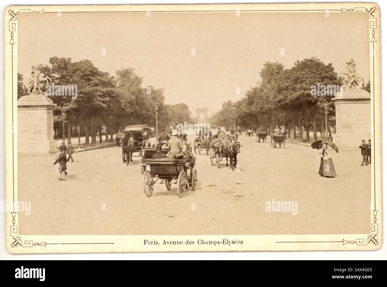 1885 ca, PARIS , FRANCE  : A view of  AVENUE DES CHAMPS ELYSEES , in background  L' ARC DE TRIOMPHE  de and L' ETOILE   - PARIGI  - FRANCIA - FOTO STORICHE - HISTORY  PHOTOS  - GEOGRAFIA - GEOGRAPHY  - PANORAMA -  BELLE EPOQUE - PIAZZA - square  - Champs-Elysees - carrozza - carrozze - couch - cavallo -  cavalli - horses - people - gente - folla - Campi Elisi  ----  Archivio GBB Stock Photo