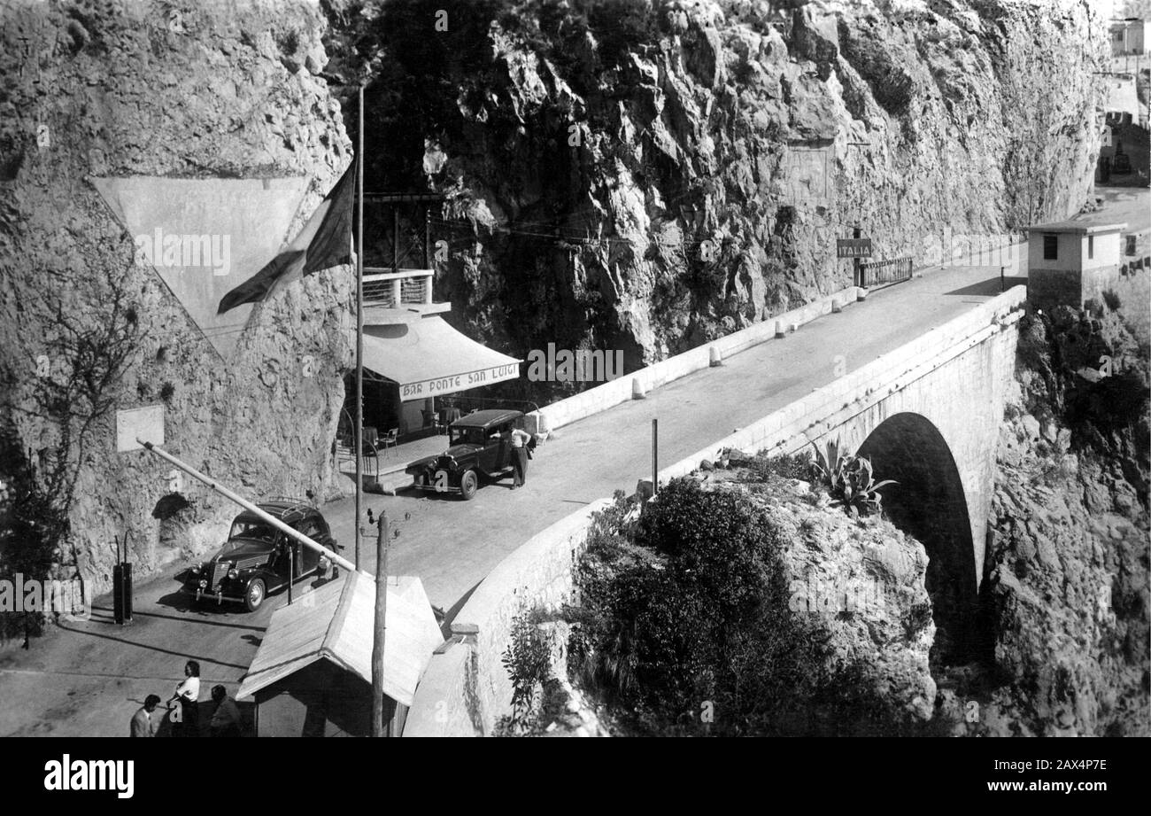 1935 ca, COTE D'AZUR , FRANCE  : The frontier  french-italian near VENTIMIGLIA and MENTON ai Ponte San Luigi on italian Strada Statale 1 Via Aurelia  km 697+330 . The italian troups invaded France after the declaration of war the day 10 june 1940 by fascist Duce Benito Mussolini - FRANCIA - ITALY - FOTO STORICHE - HISTORY  PHOTOS - COTE D' AZUR - COSTA AZZURRA - MENTONE - CONFINE ITALIA FRANCIA - Pont Saint-Ludovic - Ponte San Ludovico - ITALO-FRANCESE - GEOGRAFIA - GEOGRAPHY  - BORDER - montagna - mountain - passo - PANORAMA - NATURA - NATURE  - traffico stradale - BAR - ponte - bridge - stra Stock Photo