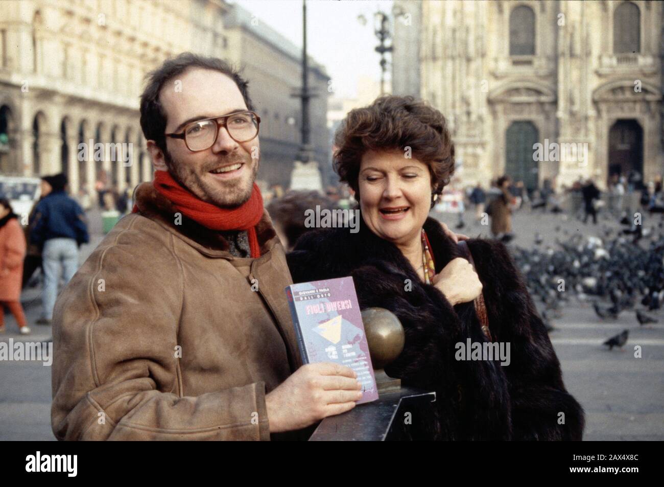 1991 , Milano , ITALY : The italian writer and gay political  movement leader GIOVANNI DALL'ORTO ( born in Milano , 1958 ) with his mother PAOLA DALL'ORTO , president of AGEDO ( Associazione Genitori di omosessuali )  co-writer for  the book FIGLI DIVERSI ( Ed. Sonda , Torino , 1991 ) - SCRITTORE - GIORNALISTA - JOURNALIST - LETTERATURA - letterato - literature - GAY - LGBT - OMOSESSUALE - HOMOSEXUAL - Omosessualità  - Homosexuality - PRIDE - A.G.E.D.O. - DALLORTO - Piazza Duomo   -- Photo by  Giovanbattista BRAMBILLA --- ARCHIVIO GBB Stock Photo