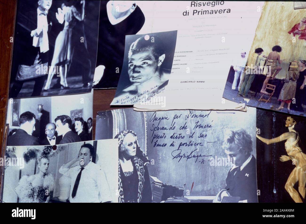 2001 , december , Rome , Italy : A wall with souvenirs ( boxeur Tiberio Mitri , Ingrid Bergman , Federico Fellini & more ) from the past for the  ancient female impersonator performer , visual  artist and singer ,  actor  DOMINOT ( born Antonio Iacono , 1930 - 2014  )  in his Cabaret  BARONATO 4 BELLEZZE ( Via di Panico 23 ) -  GAY actor for Fellini in LA DOLCE VITA ( 1960 ) - Artista - attore - travestito - cantante - night  bar owner - Roma - transvestite - Homosexuality - Homosexual - omosessuale - omosessualità - locale notturno - MOVIE - CINEMA - FILM - transformer - trasformista  ----  P Stock Photo