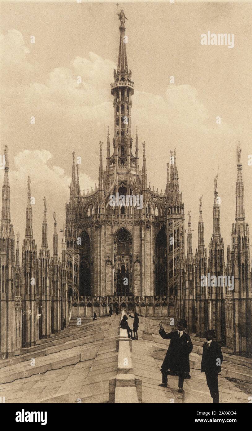 1900 c. , Milano , Italy : Tourists  over the Milan Duomo gothic  Church - GOTICO - TURISMO - TURISTI - PELLEGRINI - PELLEGRINAGGIO - FOTO STORICHE - HISTORY PHOTO - storica - LOMBARDIA - LOMBARDY - TOURISM - TOUR - TURISTA - ART - ART - ARCHITETTURA - ARCHITECTURE - CHIESA - PELGRINAGE - tetto - roof - ITALIA - gruppo di persone - crowd  ----  Archivio GBB Stock Photo