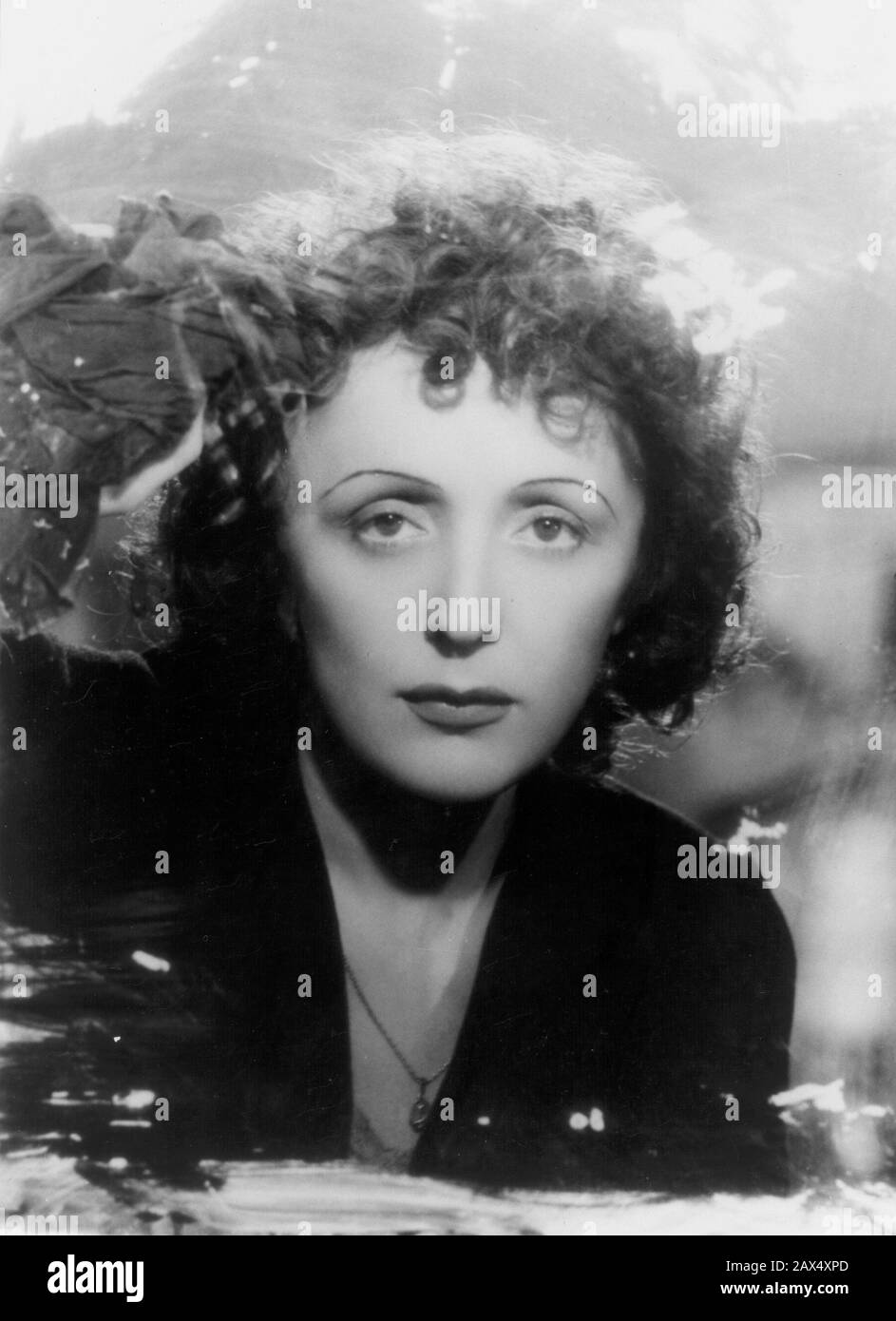 1941 , ITALY : The celebrated french singer  EDITH PIAF ( born Giovanna Gassion , 1915 - 1963 )  in the movie   MONTMARTRE-sur-SEINE by  Georges Lacombe - cantante - actress - attrice - MOVIE - CINEMA - FILM - finestra - window  - esistenzialismo - esistenzialista - existentialist - existentialism - riccioli - curls ----  Archivio GBB Stock Photo