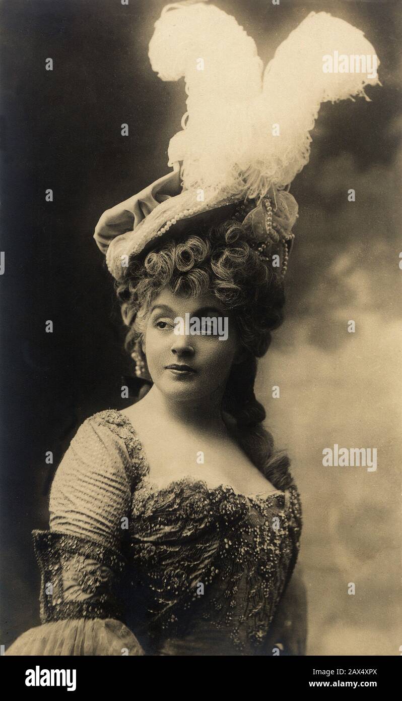 1893. : The french Comvmedie  Française actress REJANE ( 1856 - 1920 ) in the role of Catherine in ' Madame Sans-Gene ' by Victorien Sardou . She was the lover of celebrated italian dramatist Dario Niccodemi (  1874 - 1934 ) - attrice - TEATRO - THEATER - DIVA - parrucca - wig - boccoli - curls - fancy dress - costume teatrale - piume - feather - feathers - piuma - cappelo - hat - scollatura - neck-opening - neckline  -  Archivio GBB Stock Photo