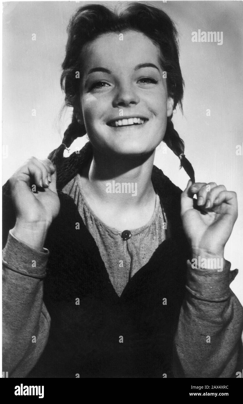 1956 , AUSTRIA : The movie actress  ROMY  SCHNEIDER ( 1938 - 1982 )  in ROBINSON SOLL NICHT STERBEN ( The girl and the legend of Robinson Crusoe  - Le avventure di Robinson ) by Josef Von Baky  - ATTRICE - MOVIE - FILM - CINEMA - ASBURGO - ABSBURGO -  portrait - ritratto - sorriso - smile - treccie - treccine - pigtail - pigtails - plait - braid  ----  Archivio GBB Stock Photo