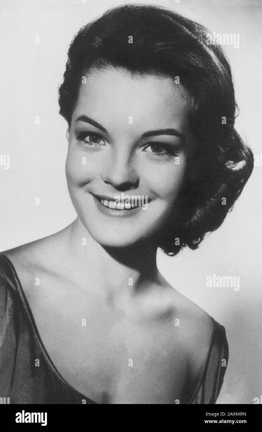 1955 c., AUSTRIA  :  The movie actress  ROMY  SCHNEIDER ( born Rosemarie Albach-Retty , 1938 - 1982 ) celebrated SISSI from 1954-1958 movies by director   Ernst Marischka - ATTRICE - MOVIE - FILM - CINEMA -ritratto - portrait  - scollatura - neckline - neckopening  ----  Archivio GBB Stock Photo