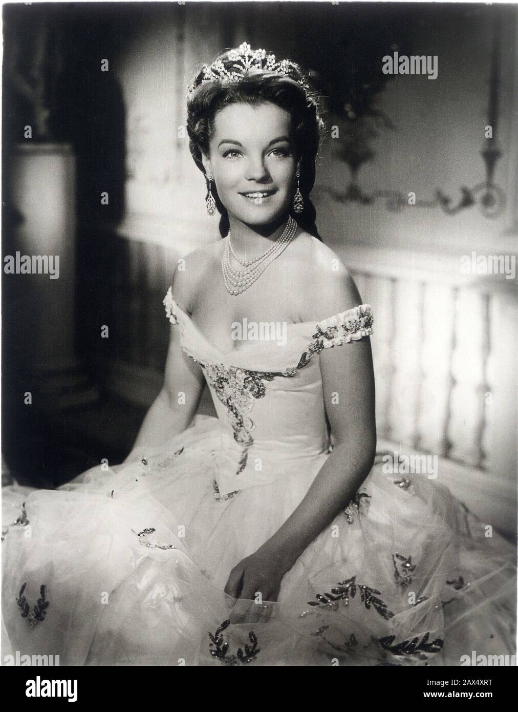 1955 , AUSTRIA :  The movie actress  ROMY  SCHNEIDER ( born Rosemarie Albach-Retty , 1938 - 1982 )  as the Queen Empress SISSI  Elisabeth Absburg of Austria in   '  Sissi  '  by Ernst Marischka - ATTRICE - MOVIE - FILM - CINEMA - ASBURGO - ABSBURGO -  portrait - ritratto -lunghi - sorriso -  tiara - corona - crown - diamanti - diamonds - diamante - diamond - jewellery - jewel - jewels - gioiello - gioielli - collana di perle - necklace - neck-lace - pearls - pearl - perla - scollatura - neckline - neckopening  ---  Archivio GBB Stock Photo