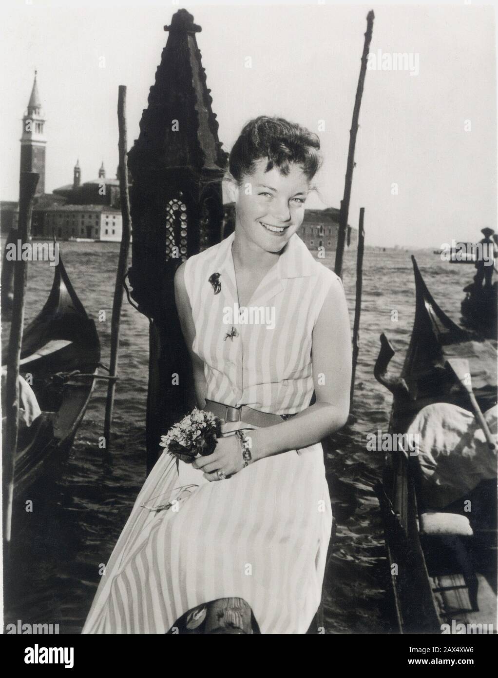 1956 , Venezia , ITALY  : The austrian actress ROMY SCHNEIDER ( 1938 - 1982 ) in Venice during the time was shots some scenes for the  movie ' SISSI : Schicksals jahre einer Kaiserin ' ( 1957  -  SISSI : GIOVENTU' D'UNA IMPERATRICE ) by Ernst Marischka - ATTRICE - MOVIE - FILM - CINEMA - ASBURGO - Elizabeth - Elisabeth of ABSBURG -  ABSBURGO -  portrait - ritratto  - sorriso -    - Venezia - Italia - making of - movie set - occhiali - glasses - gondola - gondole  ----  Archivio GBB Stock Photo