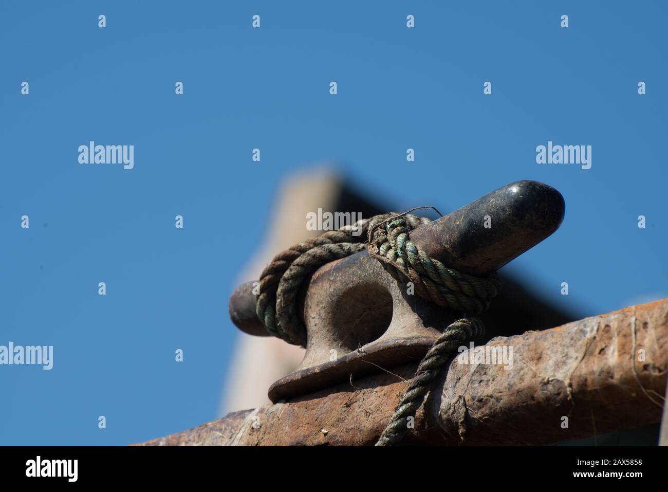 Old boat cleat and rope Stock Photo Alamy