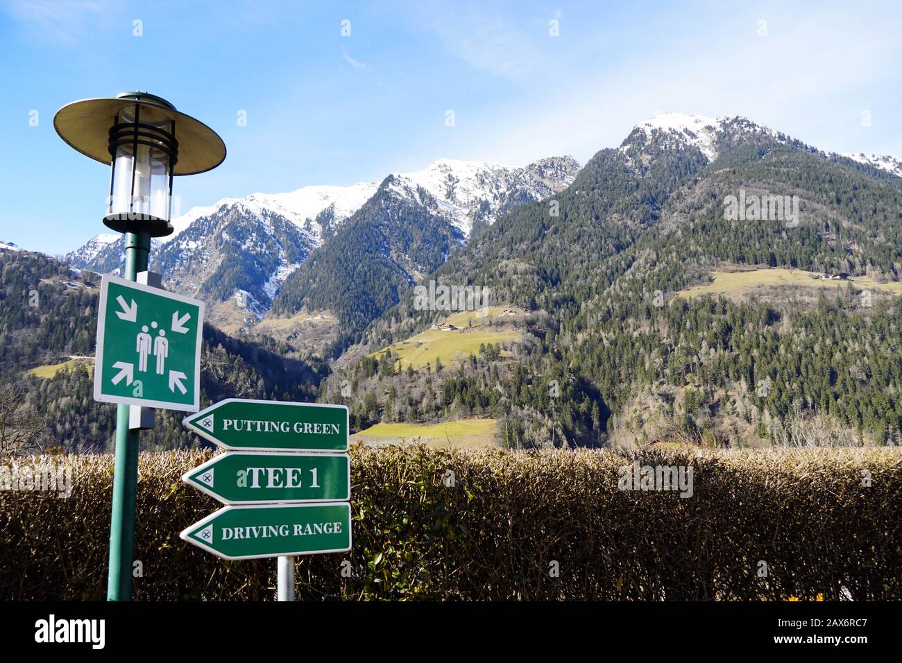 Golf course tee signs hi-res stock photography and images - Alamy