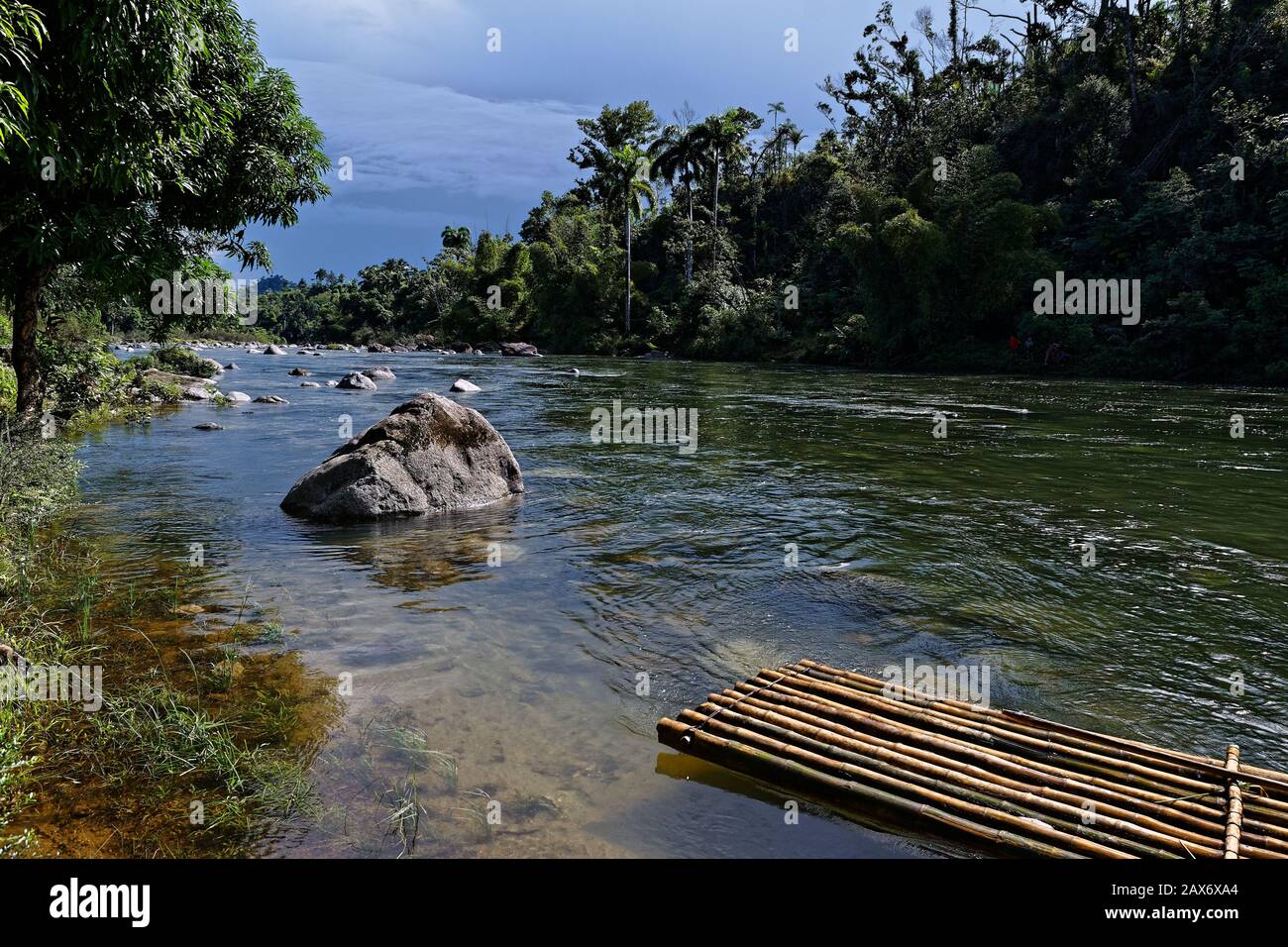 Riverrocks Raft Bamboo rocks stream 墨竹扇面図 hi-res stock photography and images - Alamy