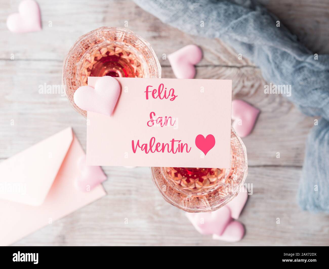 Happy valentines day in Spanish, pink champagne Stock Photo