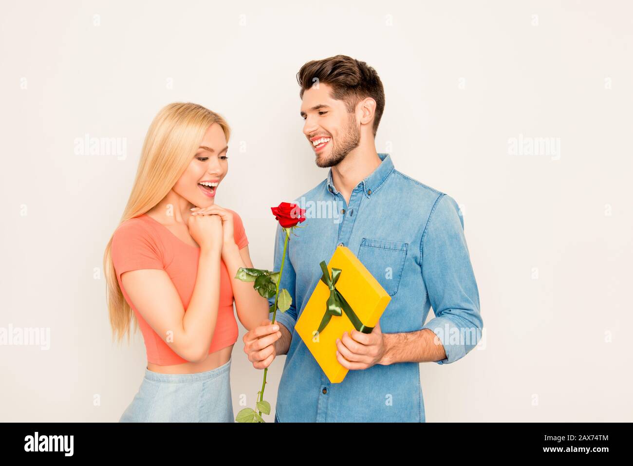 парень дарит подарки бывшей. подарок " мужчине". девушка дарит подарок мужчине. девушка дарит подарок мужчине. парень дарит подарки бывшей.