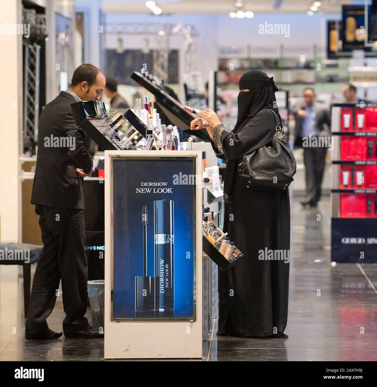Saudi woman shopping in shopping mall, Saudi Arabia Stock Photo Alamy