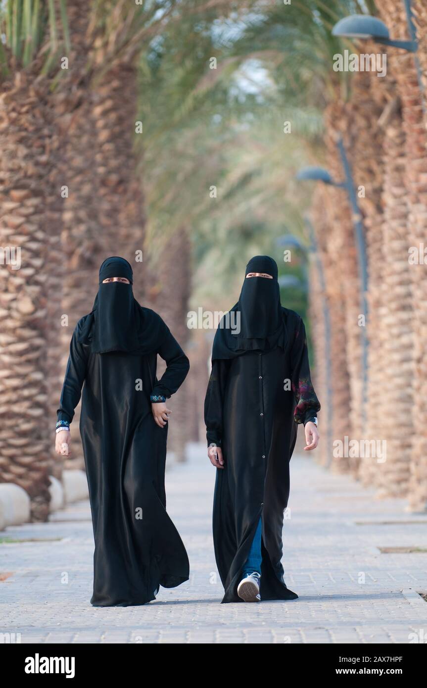Young Saudi women walking in Riyadh, Saudi Arabia. Stock Photo