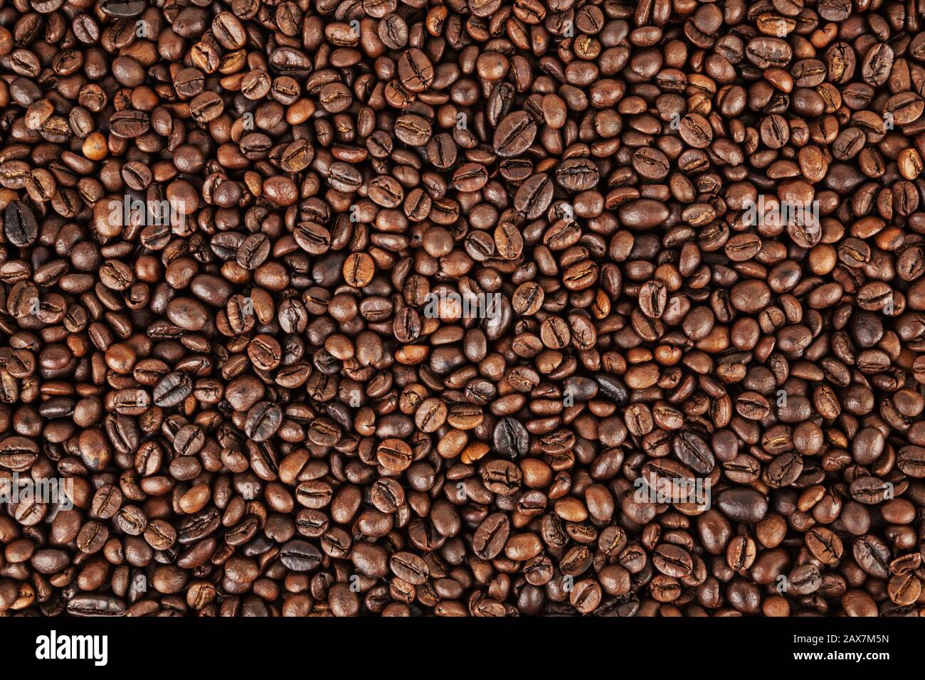 Roasted coffee beans background Stock Photo - Alamy