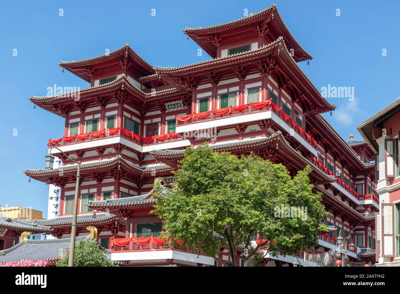 Buddha Tooth Relic Temple and Museum, South Bridge Road, Chinatown, Singapore, Asia is a Tang style Chinese Buddha Temple Stock Photo