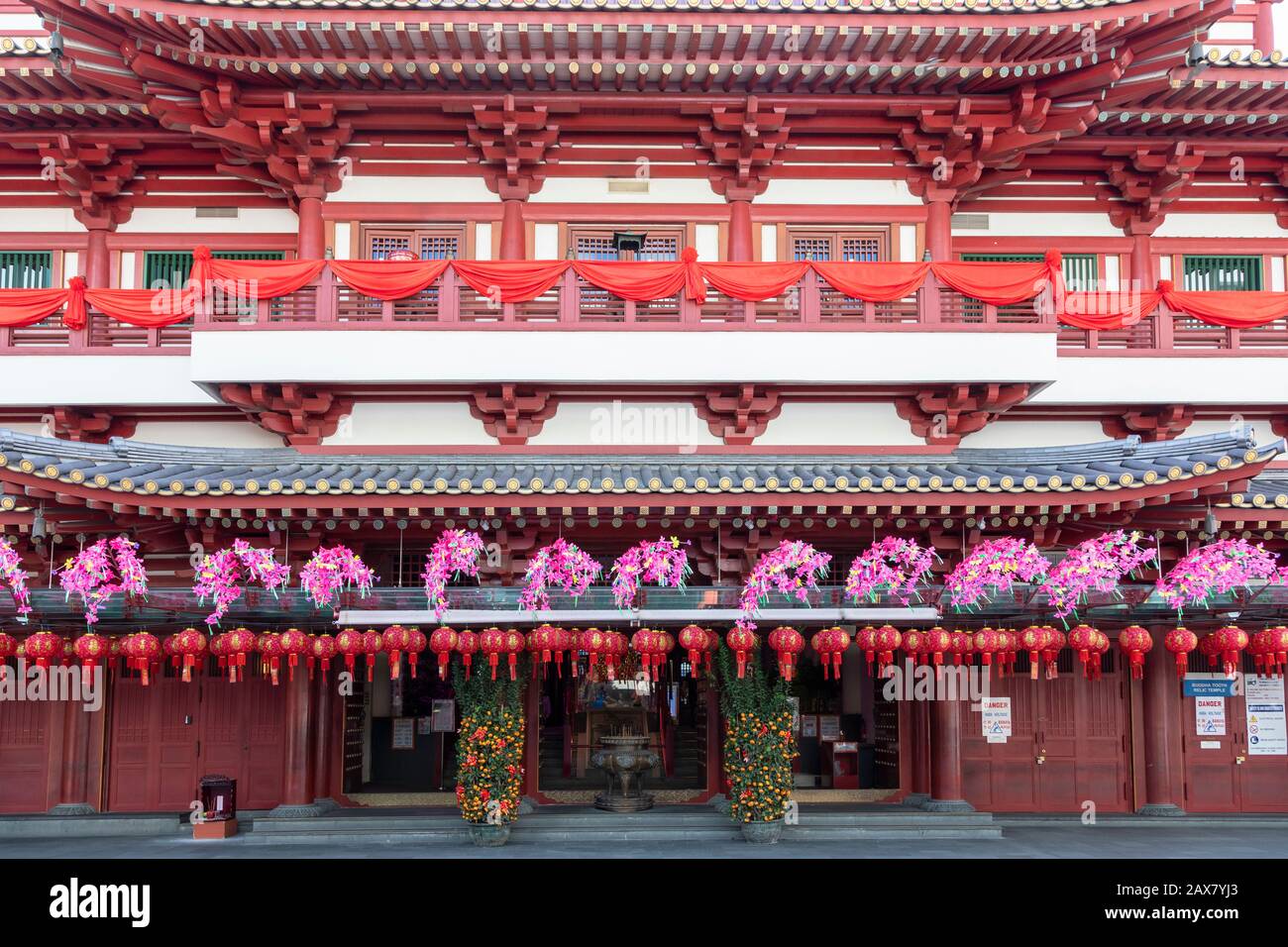 Buddha Tooth Relic Temple and Museum, South Bridge Road, Chinatown, Singapore, Asia is a Tang style Chinese Buddha Temple Stock Photo