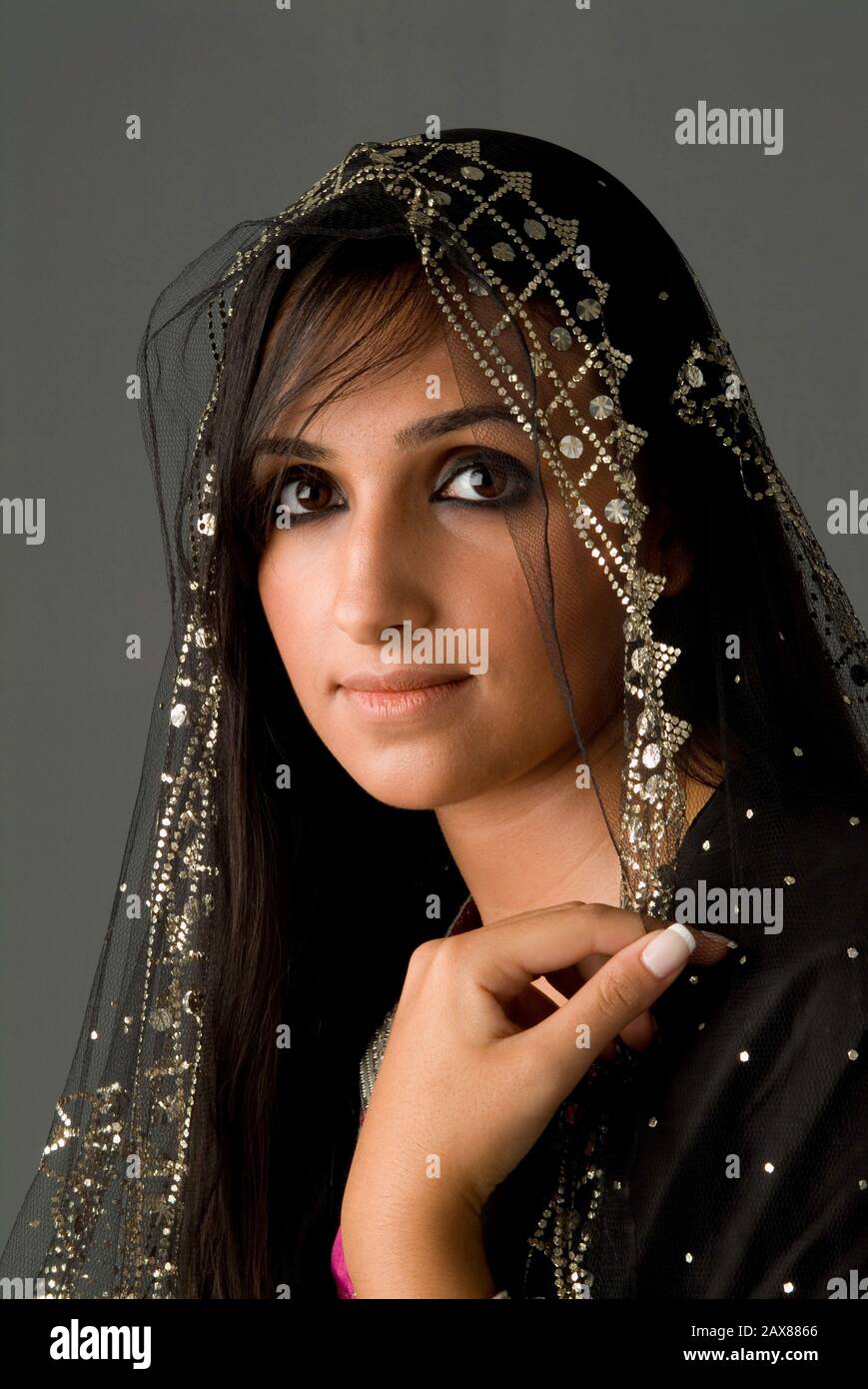 Portrait of a woman in traditional Arabic clothing Stock Photo Alamy