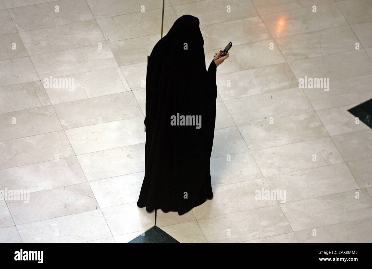 Dubai veiled woman hi-res stock photography and images - Alamy