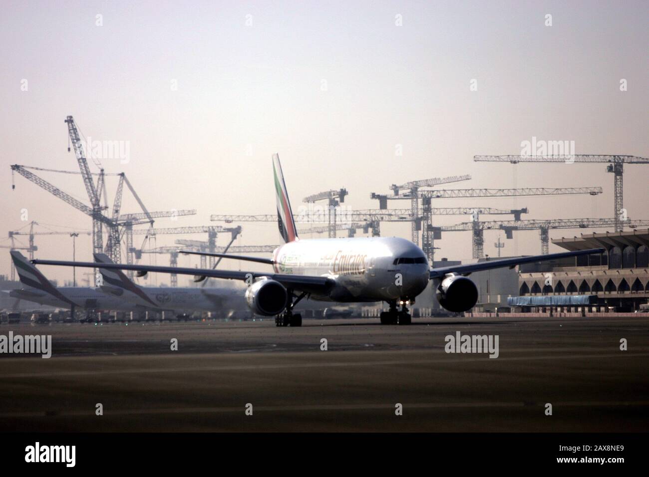 Emirates fly hi-res stock photography and images - Alamy