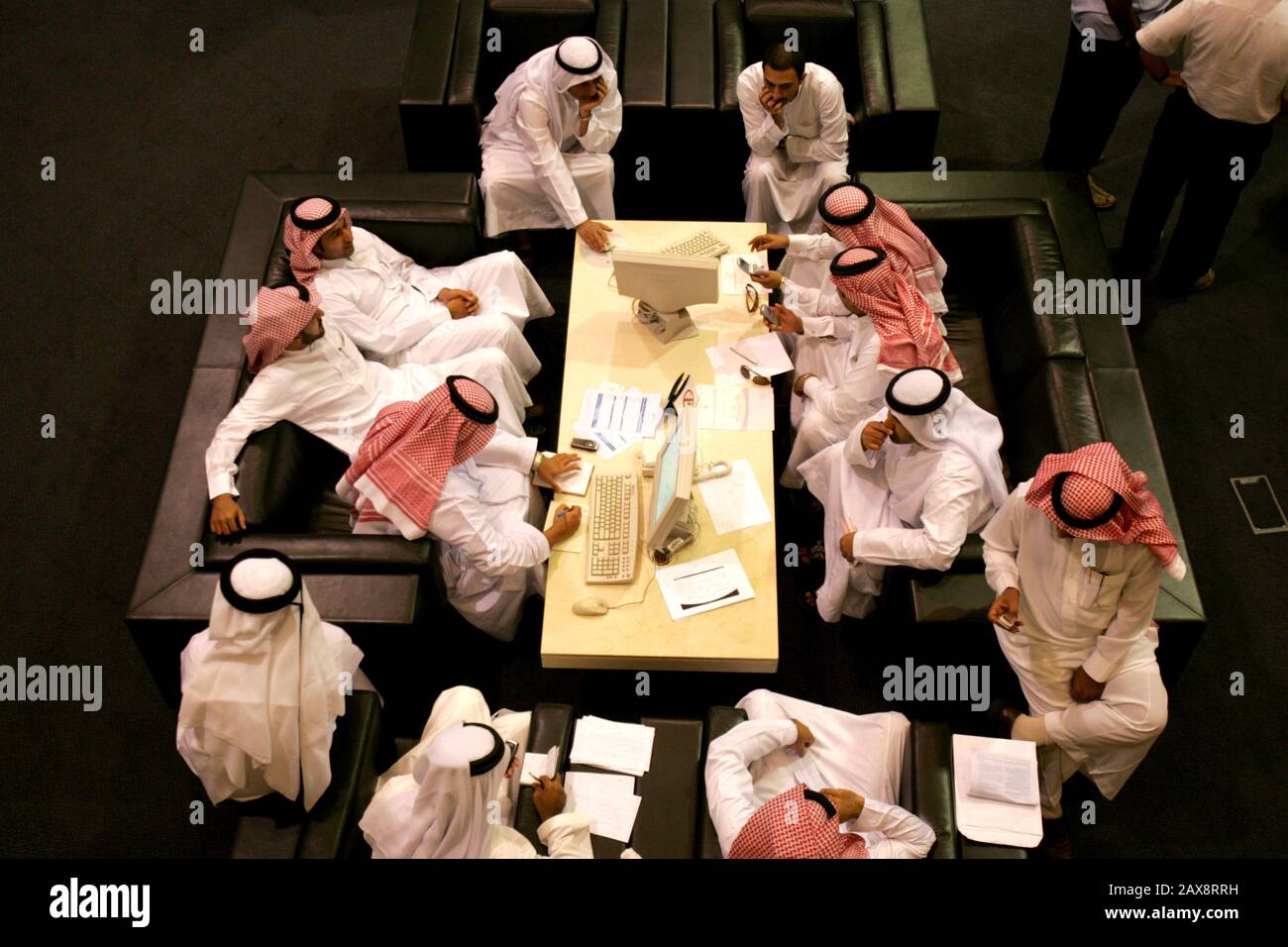 Emirati business meeting hi-res stock photography and images - Alamy