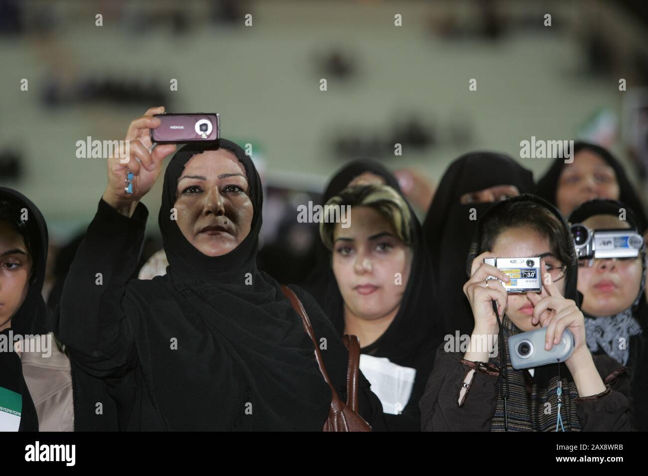 Women camera standing hi-res stock photography and images - Alamy
