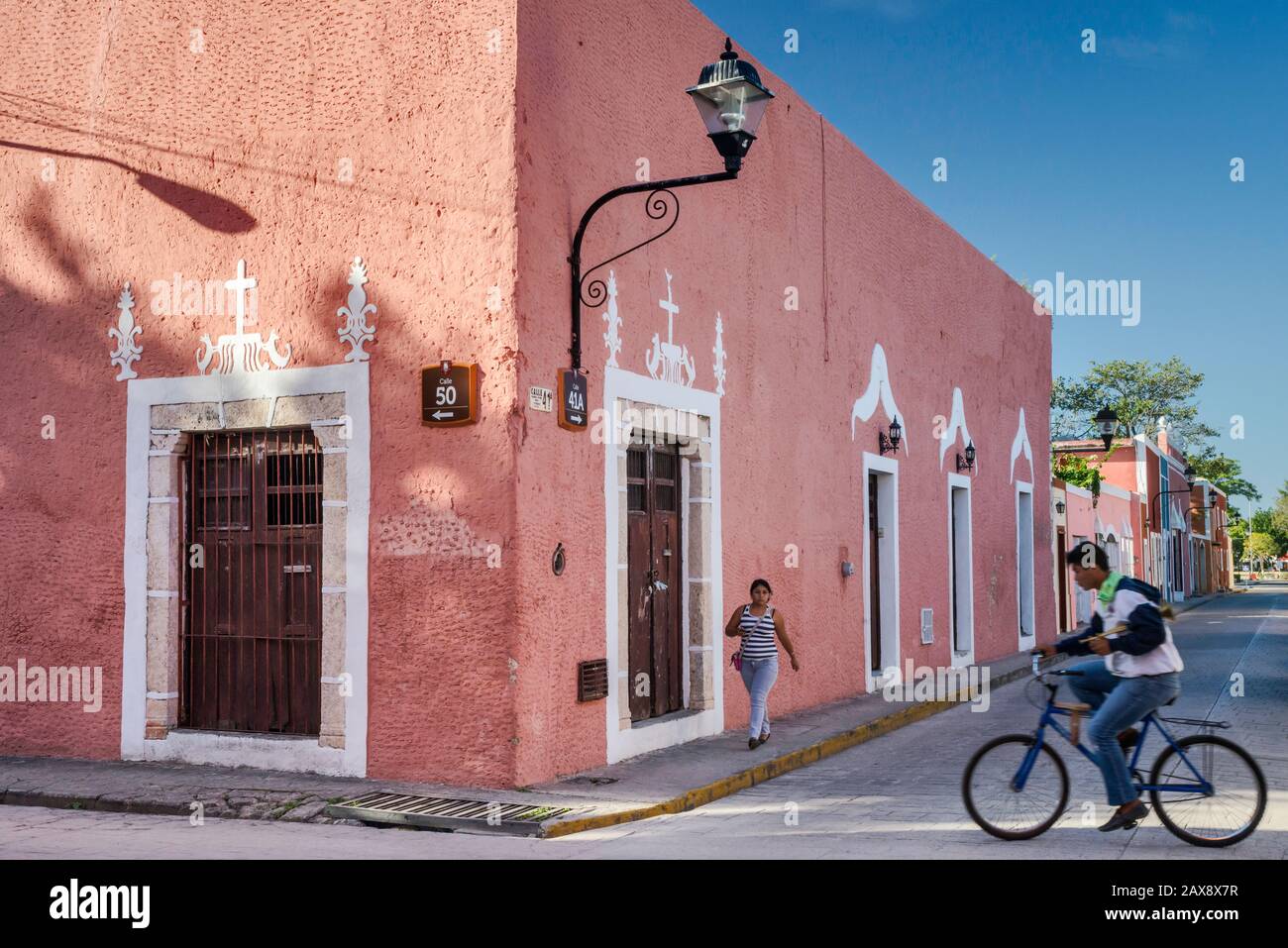 Historic houses at Calle 41A (Calz de los Frailes) in Valladolid, Yucatan state, Mexico Stock Photo