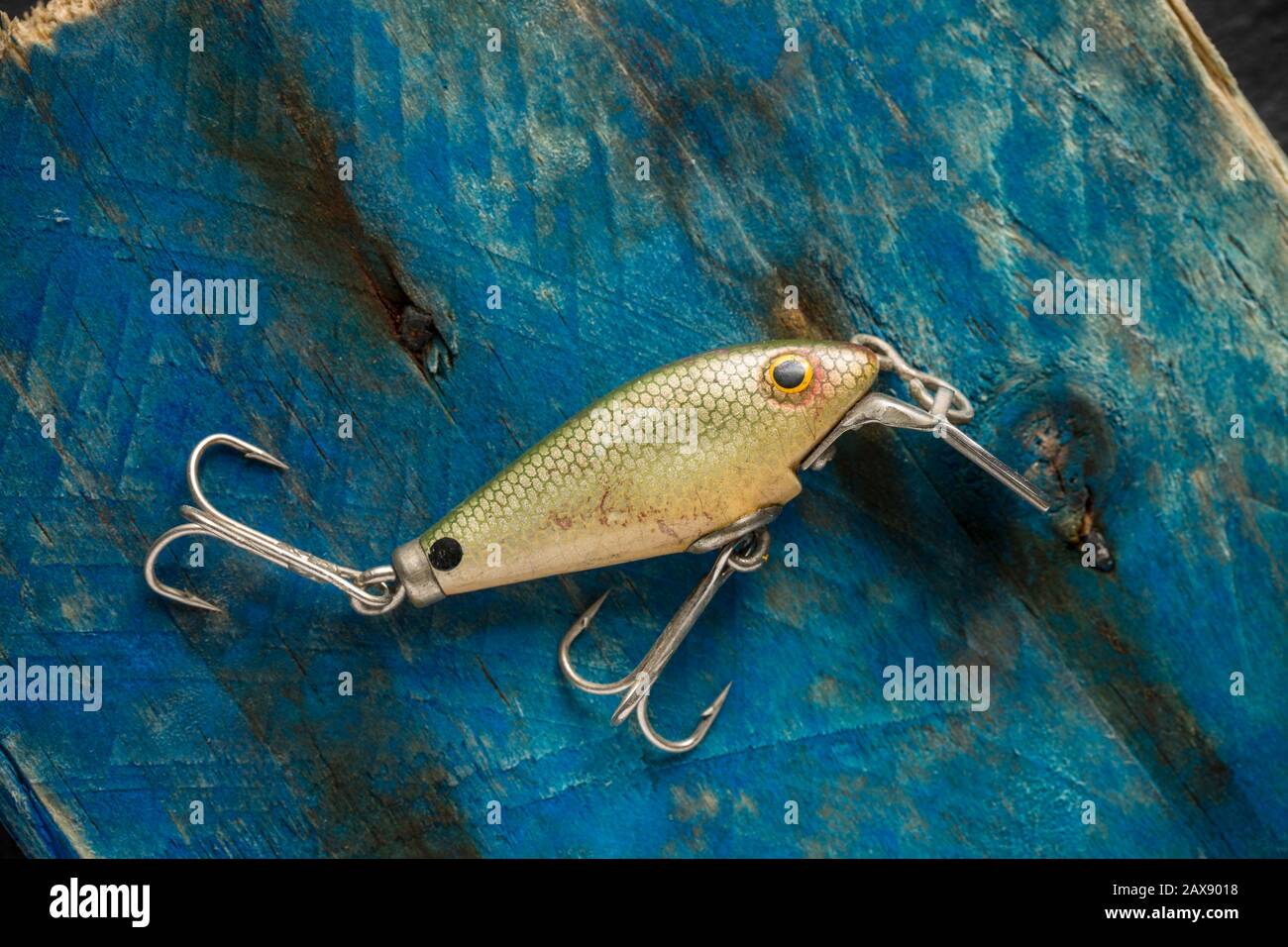 https://c8.alamy.com/comp/2AX9018/an-old-fishing-lure-or-plug-equipped-with-treble-hooks-designed-to-catch-predatory-fish-the-lure-has-possibly-been-made-by-woods-mfg-but-this-cann-2AX9018.jpg
