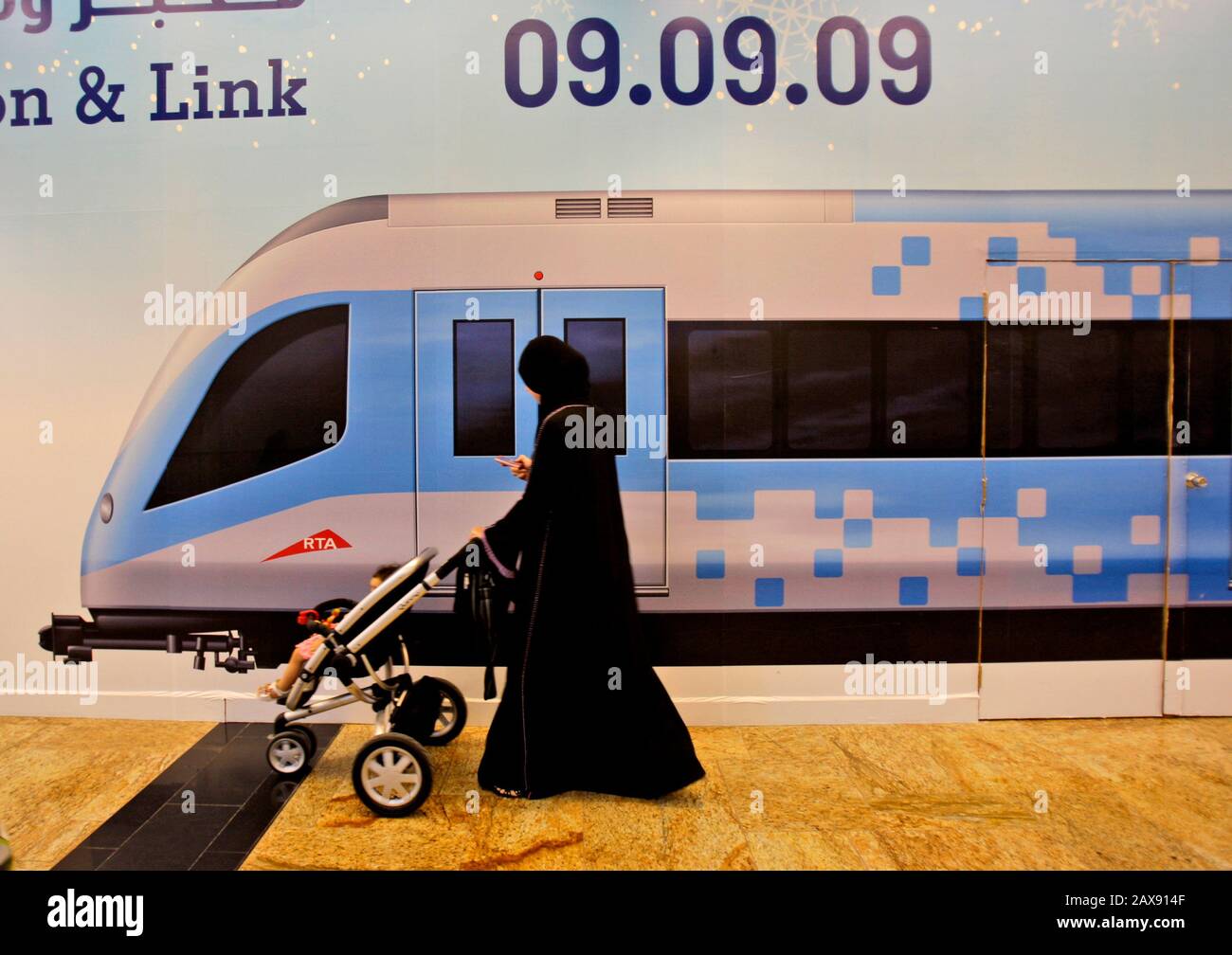 Dubai veiled woman hi-res stock photography and images - Alamy