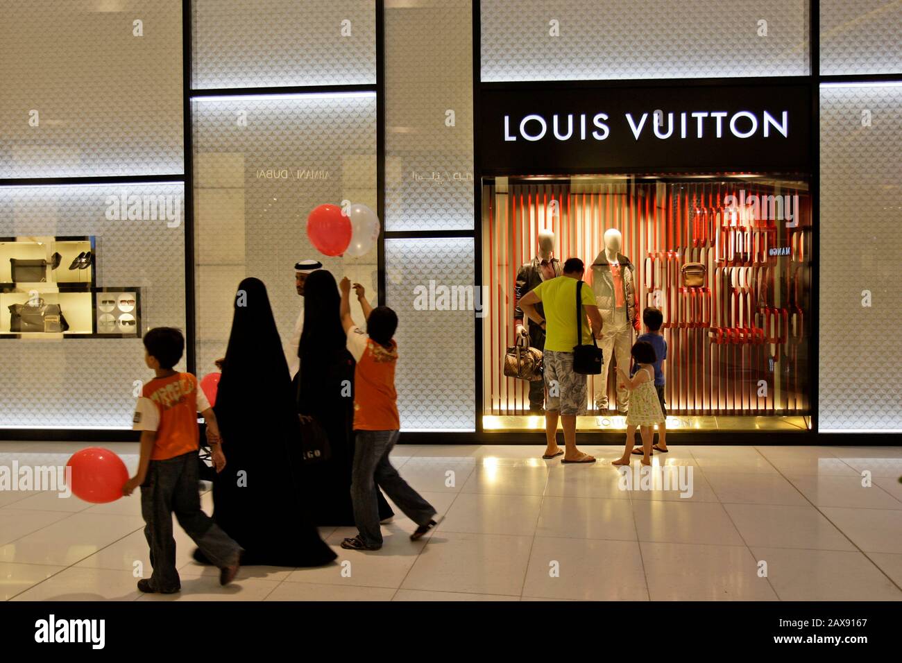 Louis Vuitton mujer bolso de mano en la ventana de la LV boutique en Dubai  Mall Fotografía de stock - Alamy