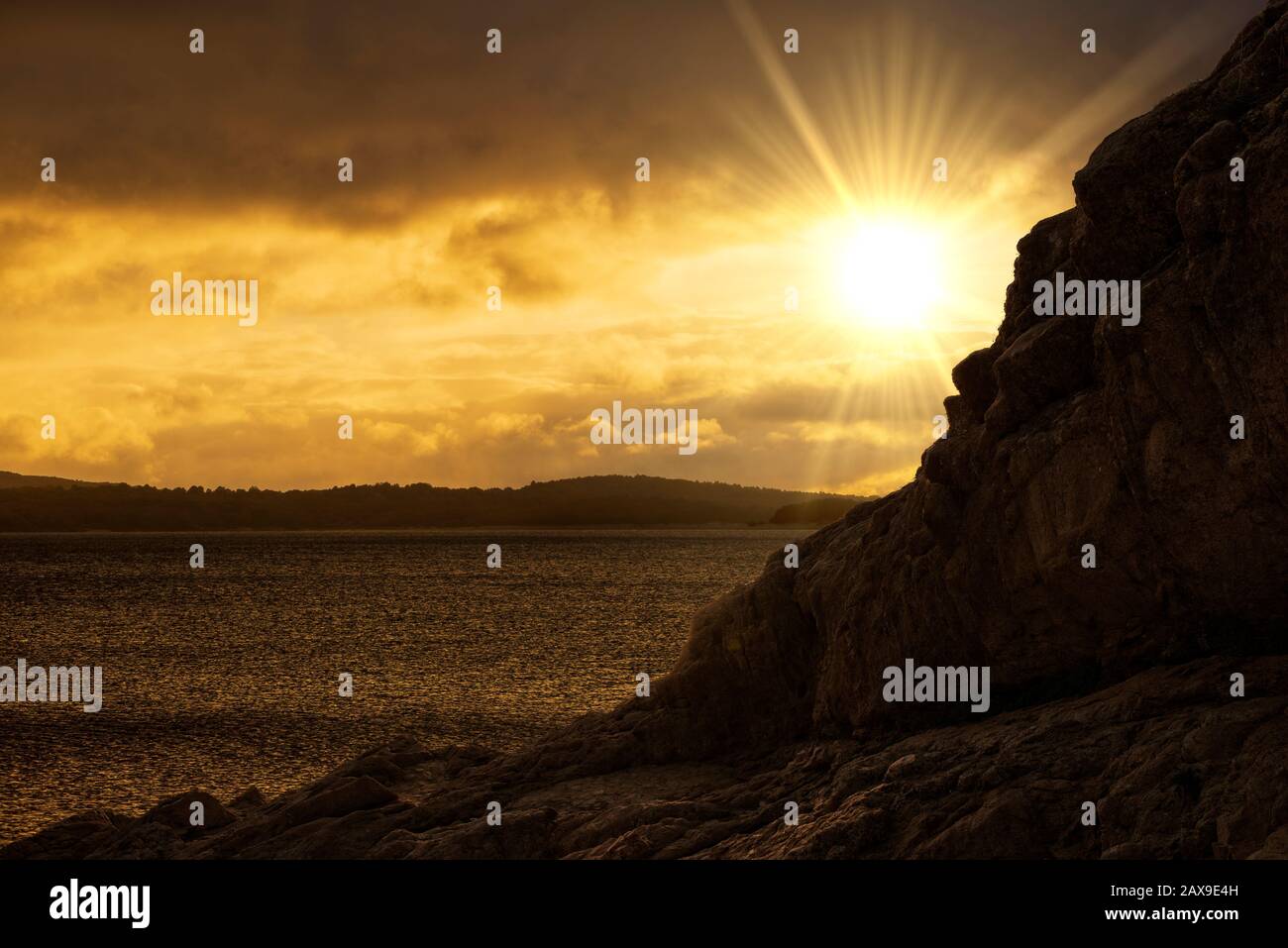 Rising sun and rocks hi-res stock photography and images - Alamy