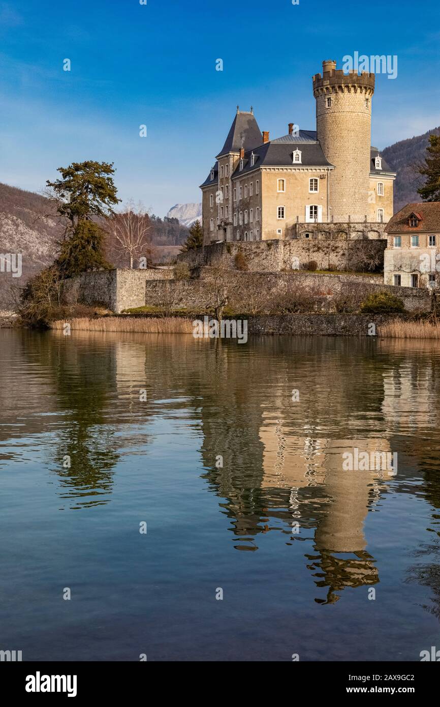Lake annecy duingt chateau hi-res stock photography and images - Alamy