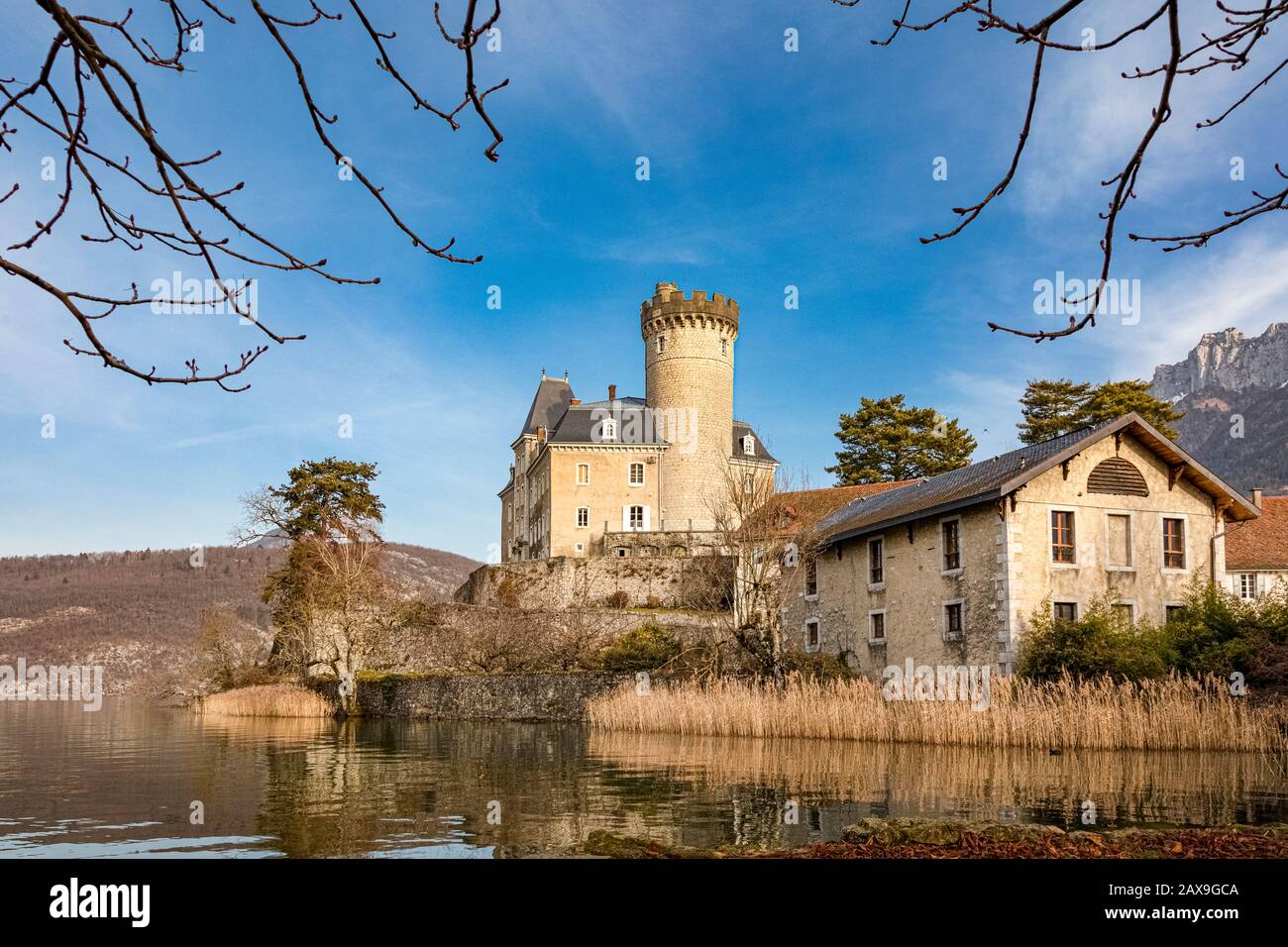 Lake annecy duingt chateau hi-res stock photography and images - Alamy