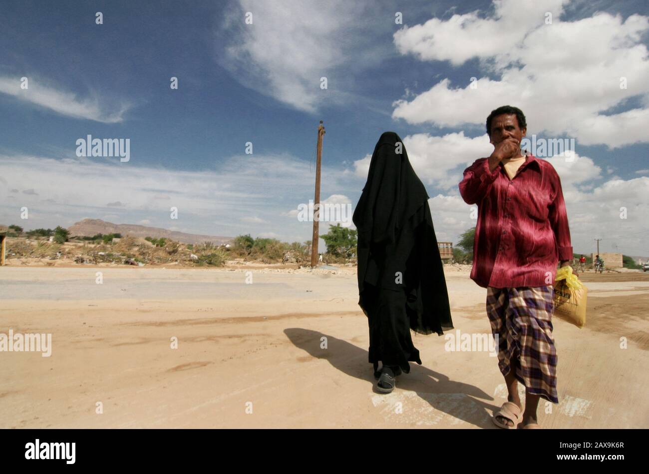 Yemen veiled woman hi-res stock photography and images - Alamy
