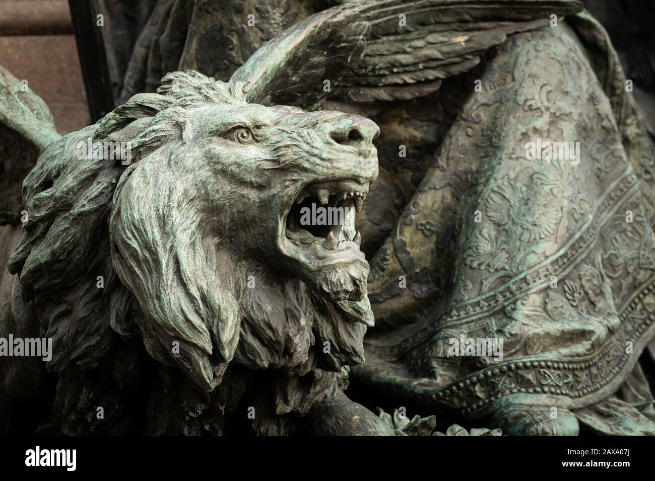 Bronze lion guard hi-res stock photography and images - Alamy