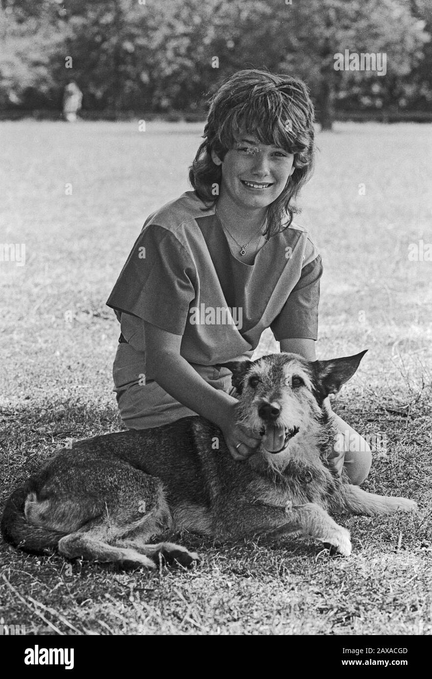 Tanja Stein, Teenager im Park, Deutschland um 1985. Teenager Tanja Stein at  a public garden, Germany around 1985 Stock Photo - Alamy