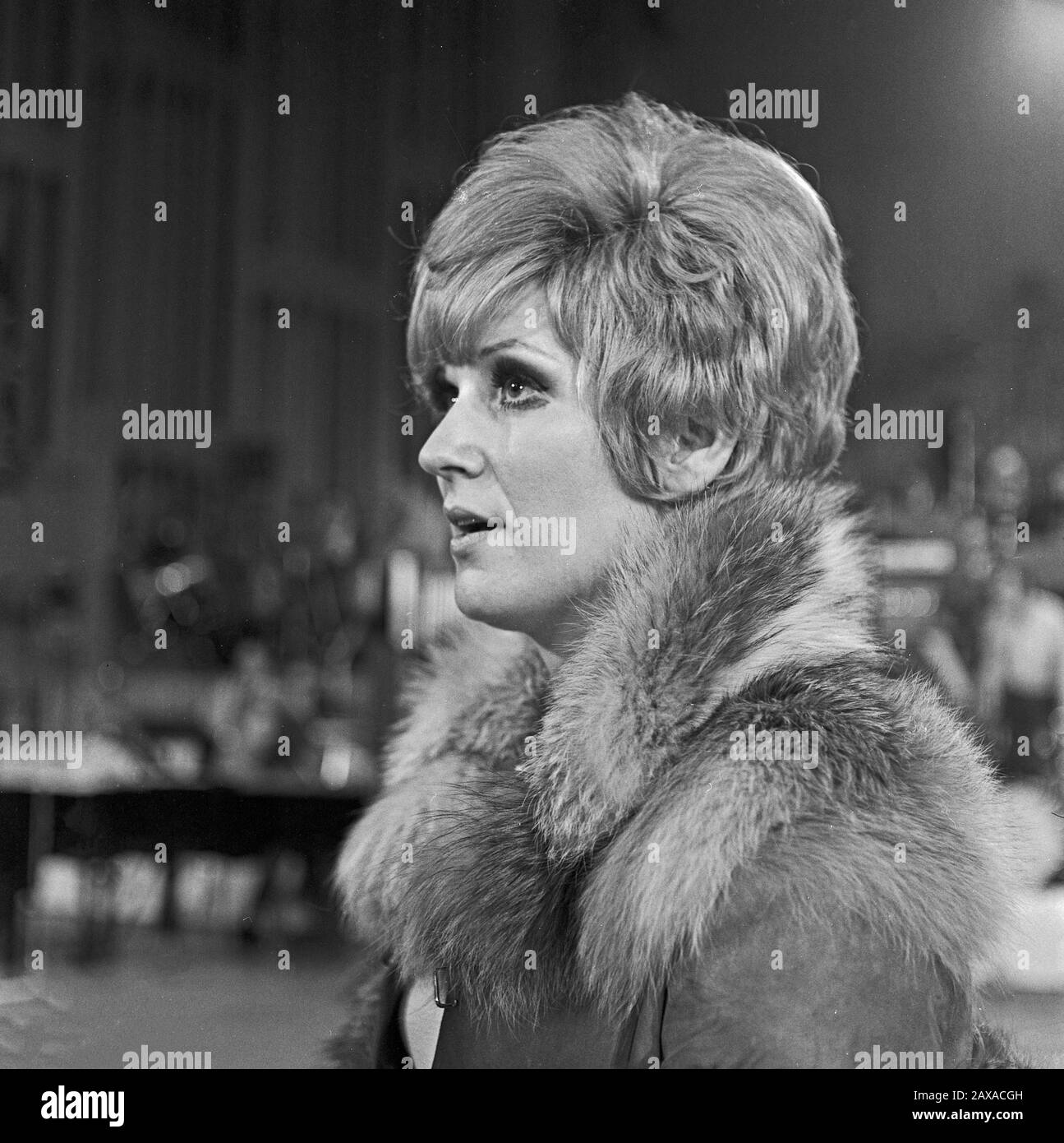 Dusty Springfield Britische Pop Und Soulsangerin Bei Einem Besuch In Hamburg Deutschland 1970 British Pop And Soul Singer Dusty Springfield Visiting Hamburg Germany 1970 Stock Photo Alamy