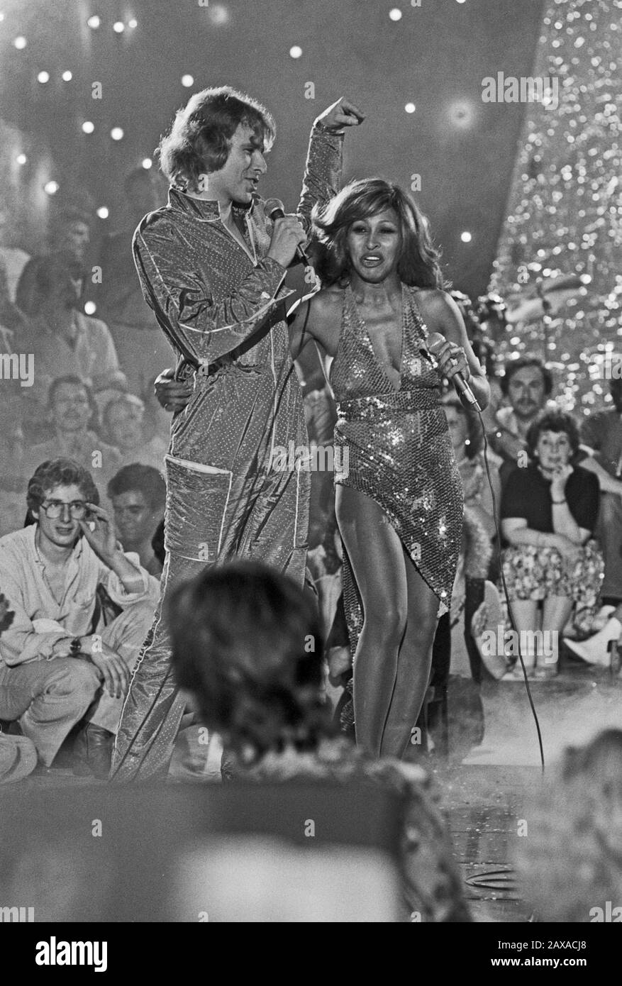 Tina Turner, amerikanische Sängerin und Schauspielerin, bei einem Auftritt im deutschen Fernsehen bei Thomas Gottschalk in Hamburg, Deutschland 1982. American singer and actress Tina Turner performing in a show on German TV at Hamburg, Germany 1982. Stock Photo