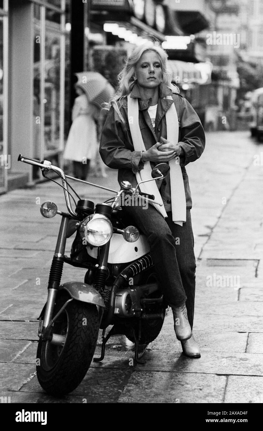 Sylvie Vartan, französische Pop- und Chansonsängerin, im Regen in Hamburg, Deutschland um 1984. French pop and chanson singer Sylvie Vartan on a rainy day at Hamburg, Germany around 1984. Stock Photo