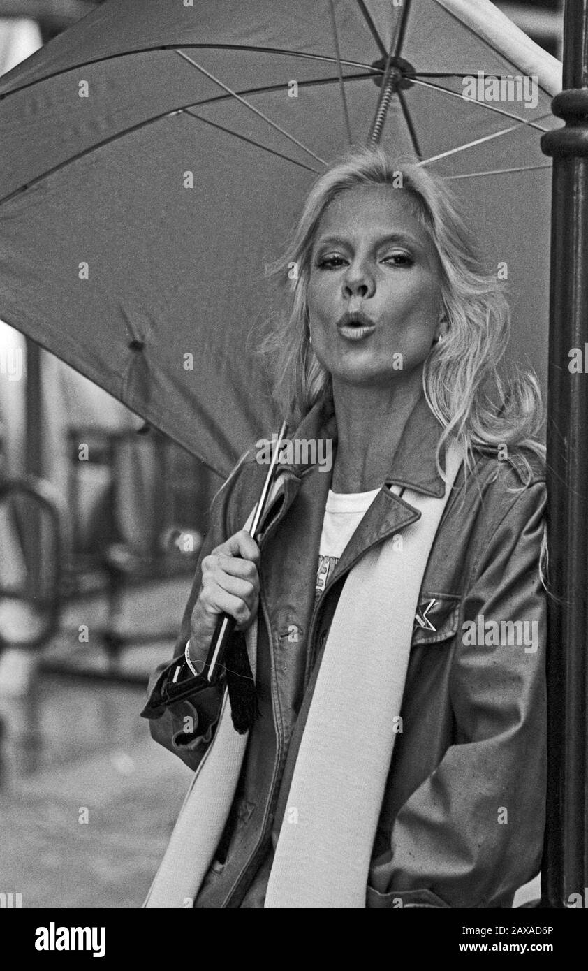 Sylvie Vartan, französische Pop- und Chansonsängerin, im Regen in Hamburg, Deutschland um 1984. French pop and chanson singer Sylvie Vartan on a rainy day at Hamburg, Germany around 1984. Stock Photo