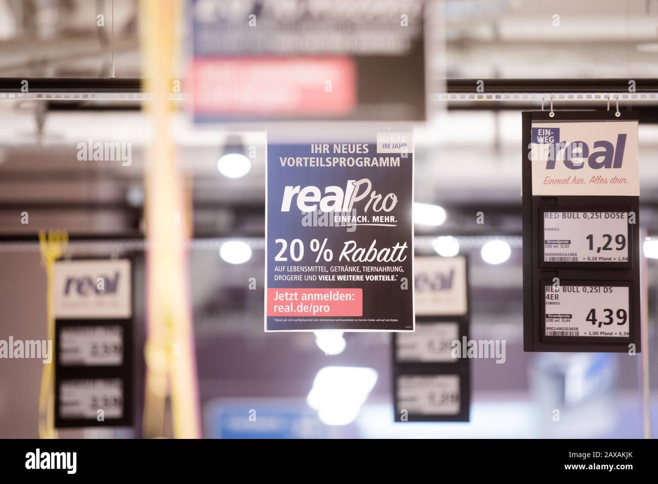 Neuss, Germany. 11th Feb, 2020. Signs at a real market. The sale of the