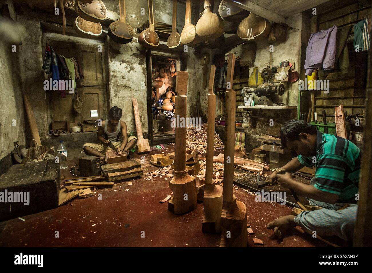 Kolkata, India. 11th Feb, 2020. Artisans make string instruments for Indian classical music on the outskirts of Kolkata, India, on Feb. 11, 2020. Many string instruments in Indian classical music feature portions of natural material which give a special sound to the instruments. Credit: Tumpa Mondal/Xinhua/Alamy Live News Stock Photo