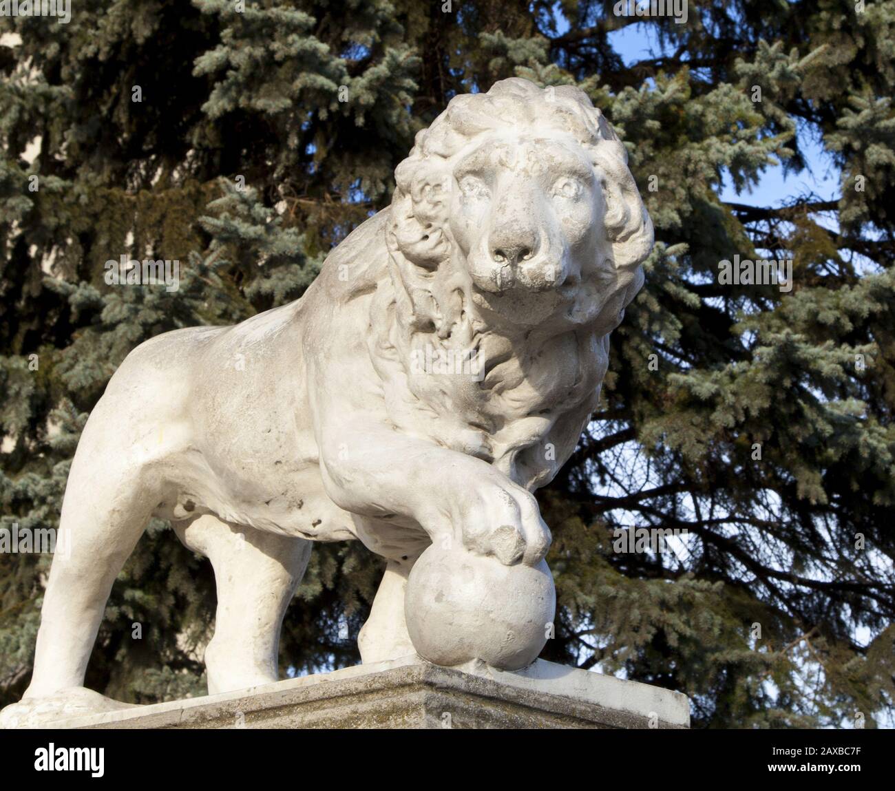 Monument to a lion, the king of animals is made of stone, a symbol of power  and prosperity Stock Photo - Alamy