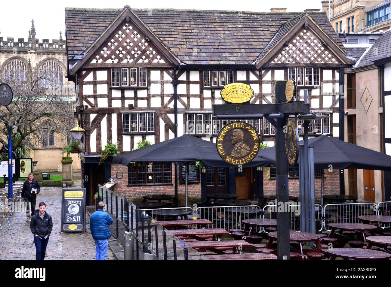 The Old Wellington public house in central Manchester, uk. Built in 1552, The Old Wellington is the oldest building of its kind in Manchester. Stock Photo