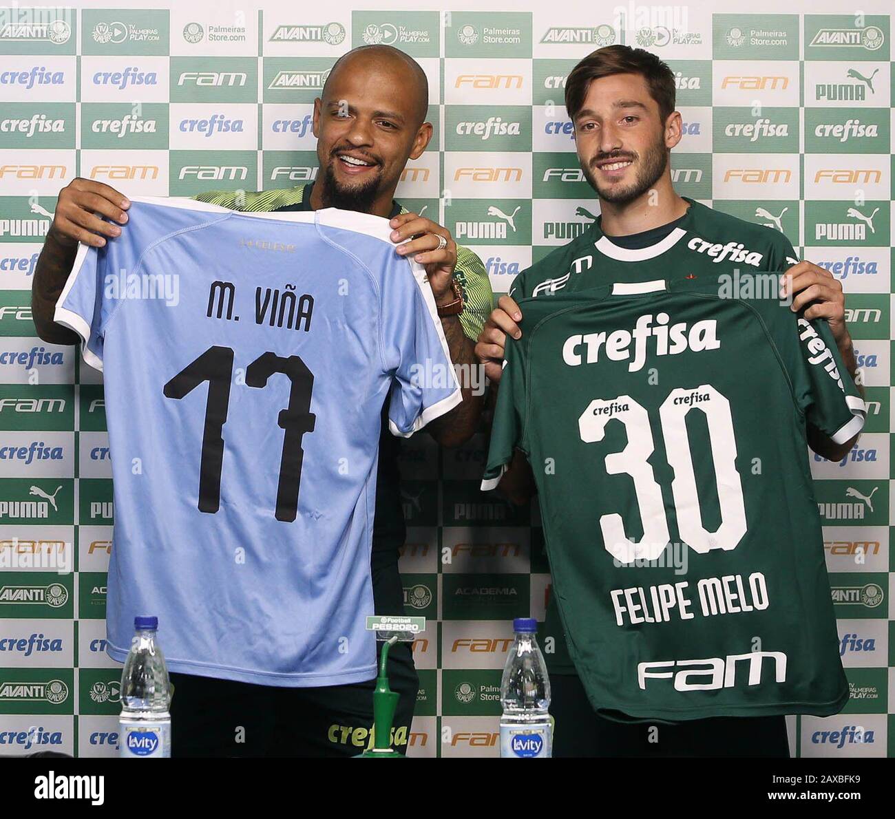 so-paulo-sp-11022020-apresentao-matas-via-palmeiras-felipe-melo-e-from-se-palmeiras-delivers-a-shirt-to-the-newest-heel-of-the-club-matas-via-at-the-football-academy-photo-cesar-grecofotoarena-2AXBFK9.jpg