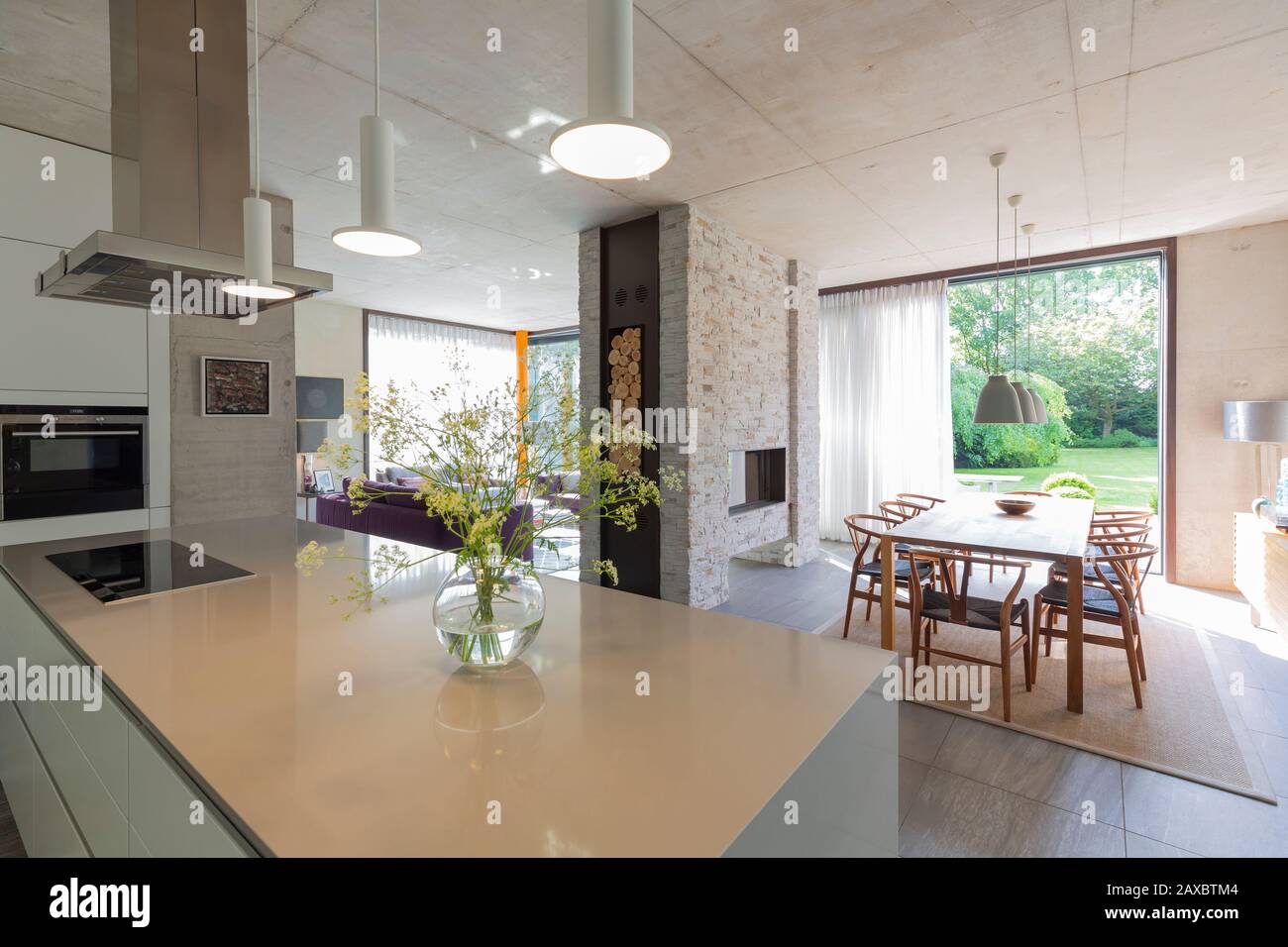 Modern open plan kitchen and dining room Stock Photo - Alamy